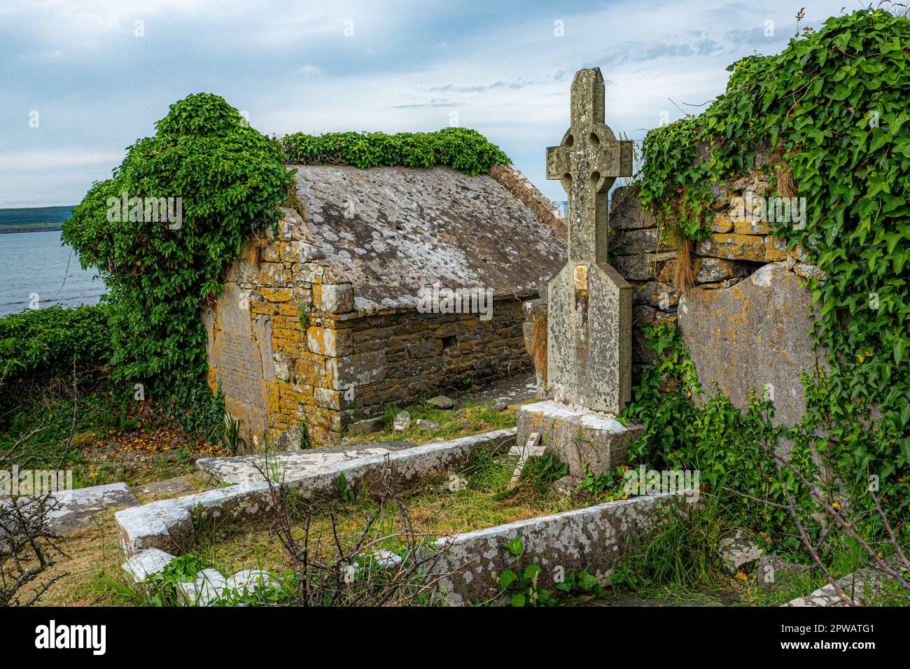 Der Friedhof der antiken irischen christlichen Mönche auf dem Wild Atlantic Way Stockfoto