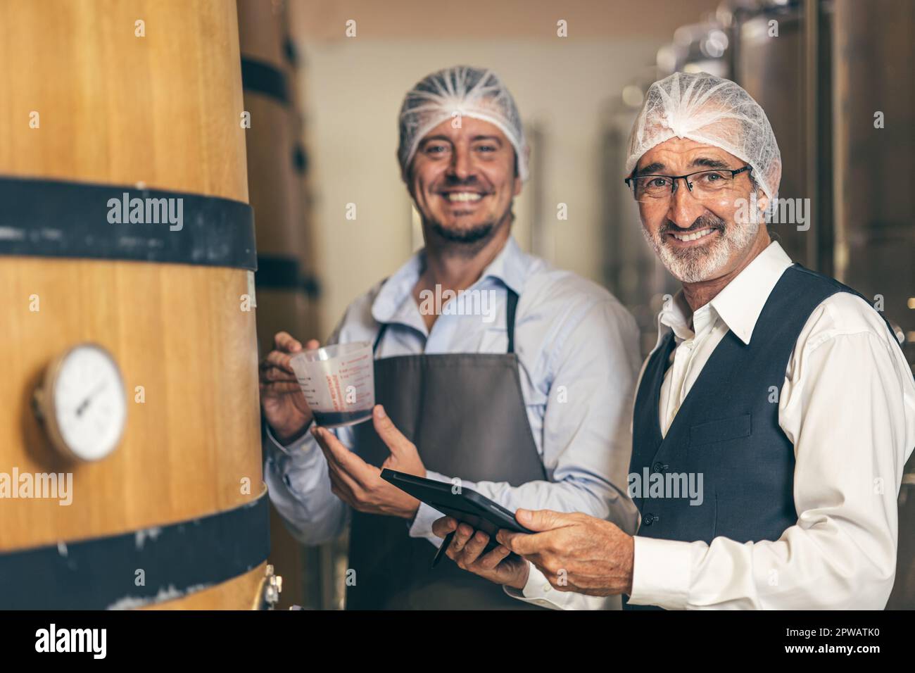 Portrait professioneller Weinexperte Senior Staff Worker Qualitätskontrolle in der Weinkellerei Stockfoto