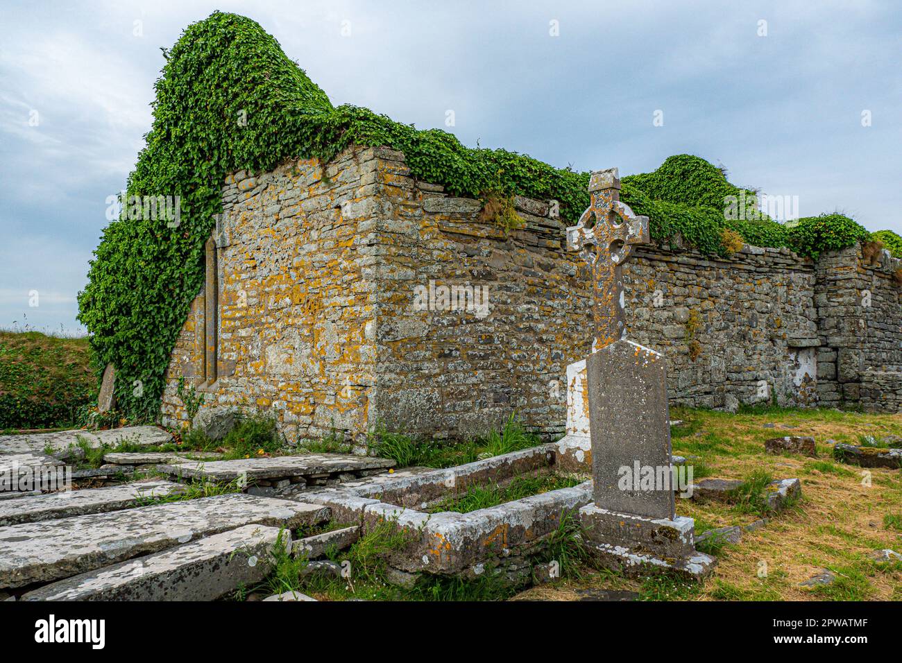 Der Friedhof der antiken irischen christlichen Mönche auf dem Wild Atlantic Way Stockfoto