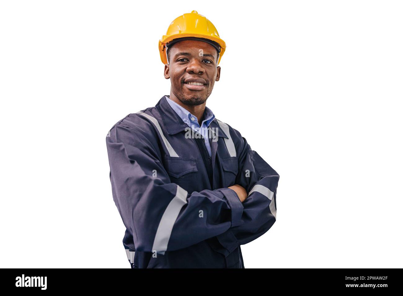 Porträt afrikanischer schwarzer Ingenieur, leitender Arbeiter im Sicherheitsanzug, steht selbstbewusst mit dem Arm gefaltet, Lächeln isoliert auf weißem Hintergrund Stockfoto