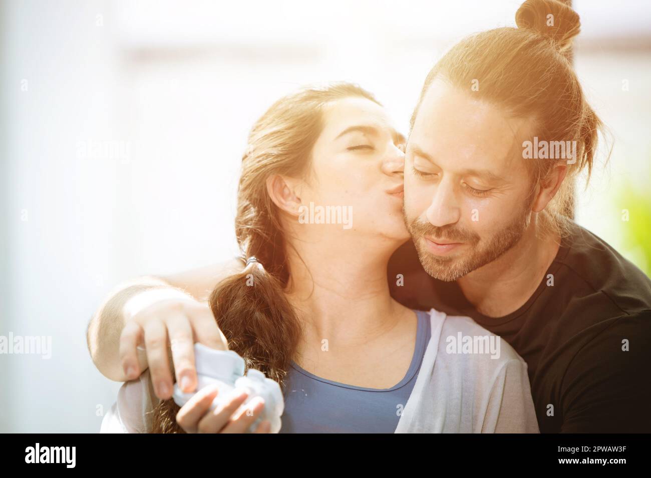 lateinamerikanischer Liebhaber, der sich zusammen küsst, mit warmem, sanftem Licht für verliebte Menschen Stockfoto
