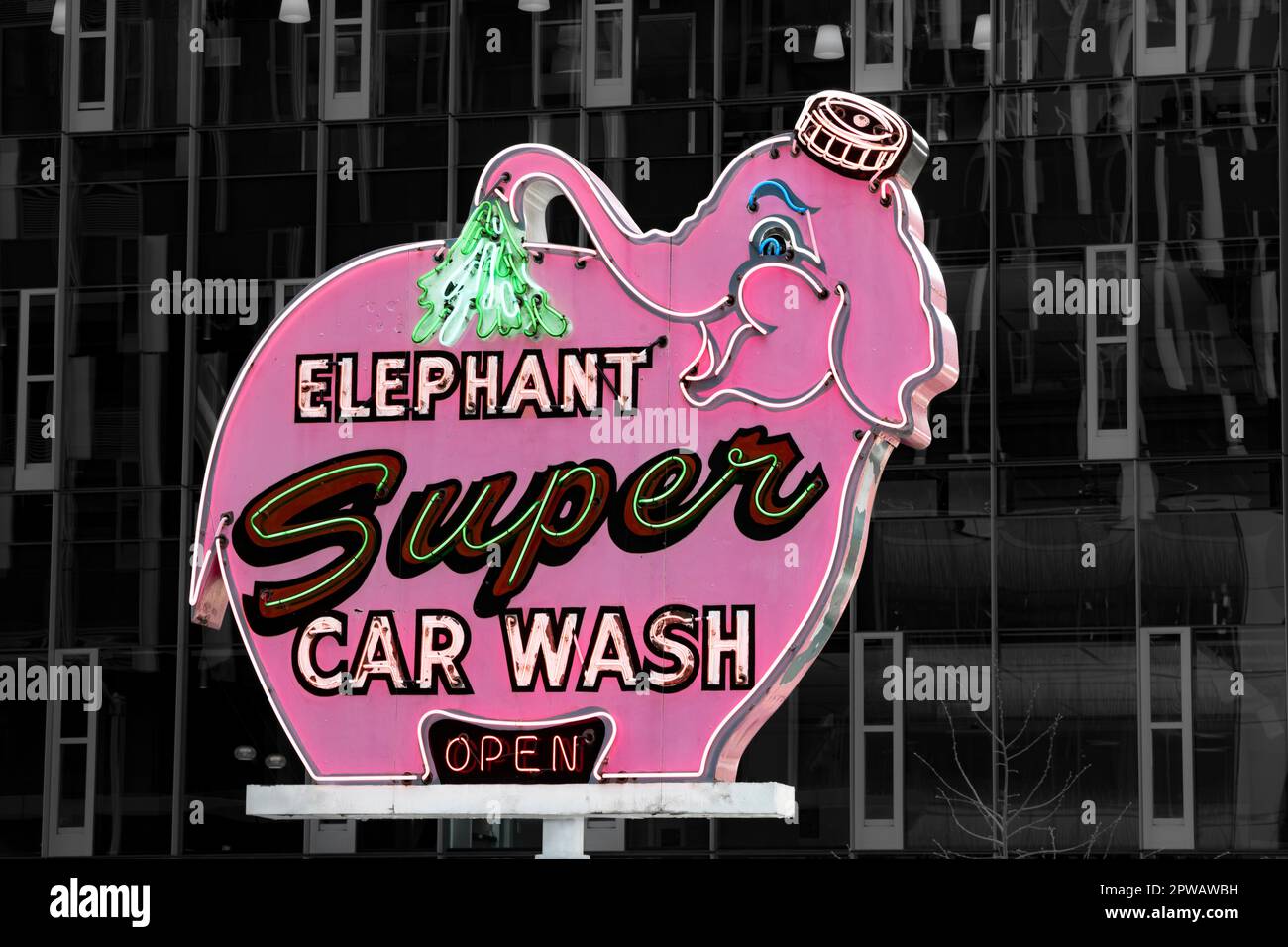 WA24291-00...WASHINGTON - das berühmte Pink Elephant Car Warsh-Schild wurde in die Innenstadt von Seattle verlegt. Stockfoto