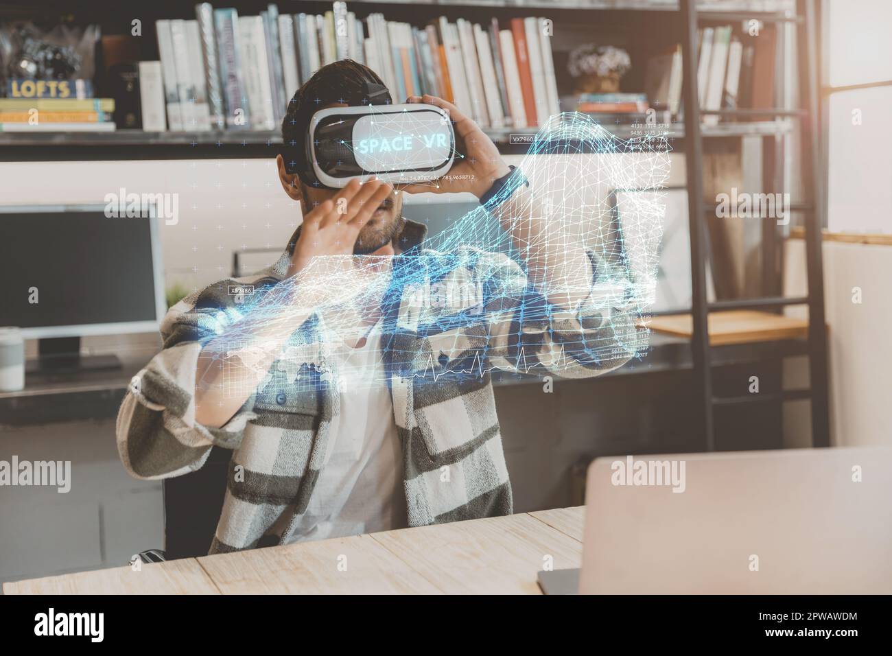 Menschen verwenden VR-Brillen moderne Technologie für das Spielen von 3D Virtual-Reality-Weltspielen Stockfoto