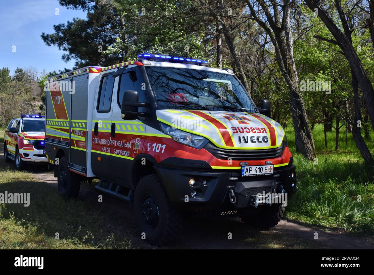 Rettungsfahrzeuge des ukrainischen staatlichen Rettungsdienstes, die während der Feuerübungen bei der Lokalisierung und Löschung des bedingten Waldbrands gesehen wurden. Seit Beginn der massiven russischen Invasion ist ein großer Teil der Ukraine mit Notfällen konfrontiert, darunter Beschuss, Brände, Evakuierung von Bürgern, Landminen, Sowie die Zerstörung von Gebäuden und kritischer Infrastruktur. Der staatliche Notdienst der Ukraine sind die Ersthelfer, die sich mit diesen Herausforderungen befassen. Stockfoto