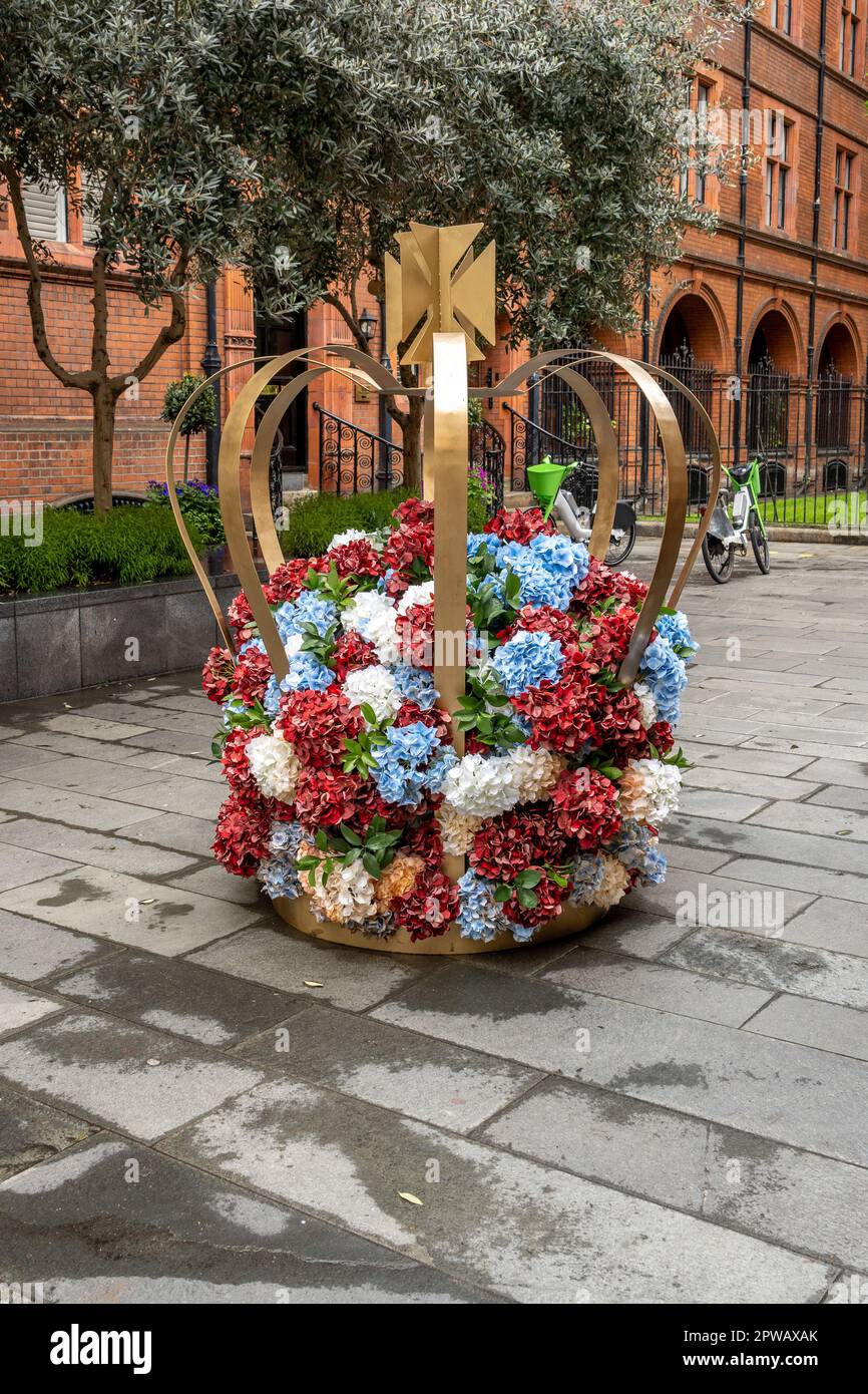 Blumenausstellung in Form einer Krone in der Mount Street, Mayfair, vor der Krönung des Königs Stockfoto