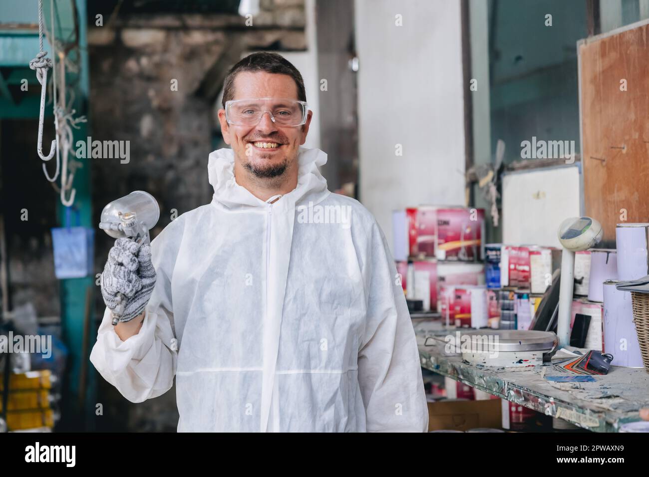 Porträt männlicher Garagenmaler Autolackierung Farbkittel Teamangestellter glücklich lächelnd Stockfoto