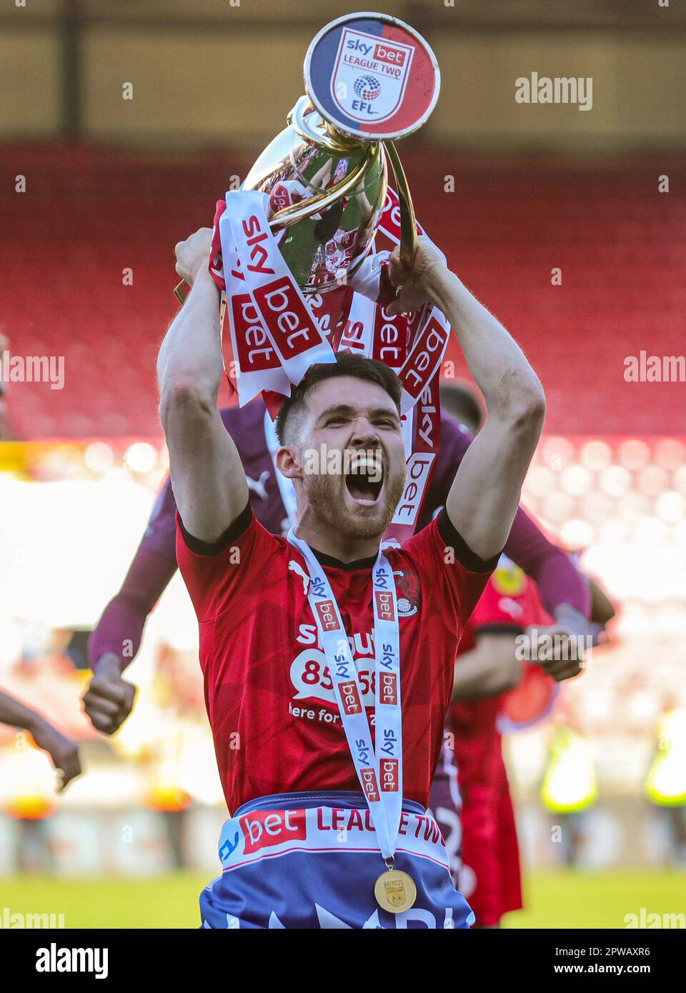 Leyton Orients Paul Smyth feiert mit der Trophäe der zwei Gewinner der Liga nach dem Spiel der Sky Bet League 2 in Brisbane Road, London. Foto: Samstag, 29. April 2023. Stockfoto