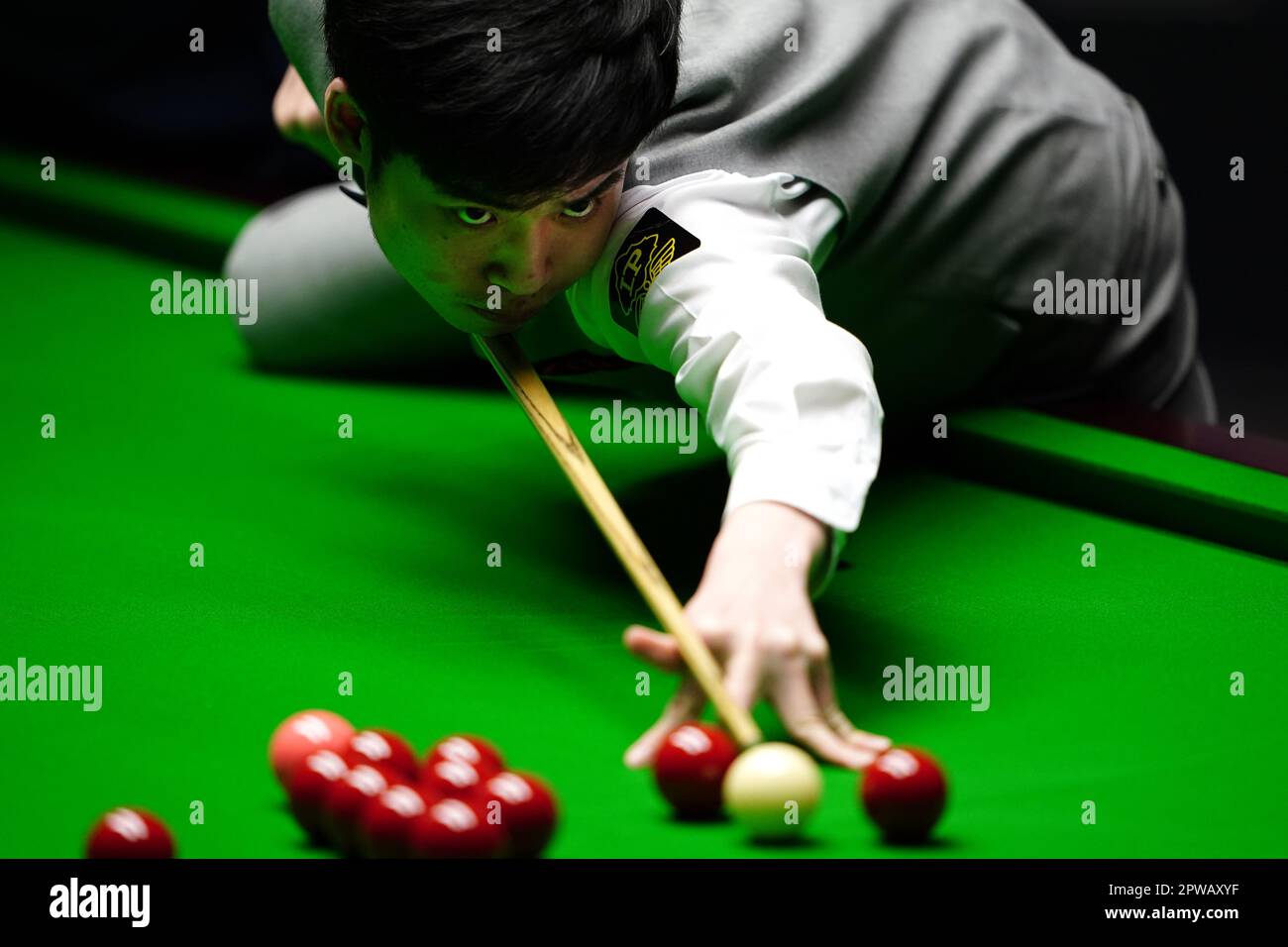SI Jiahui in Aktion gegen Luca Brecel (nicht abgebildet) am 15. Tag der