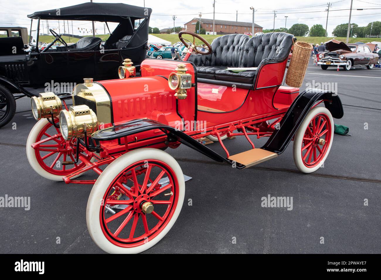 Ein Maxwell-Oldtimer aus dem Jahr 1909 wird auf einer Oldtimer-Ausstellung ausgestellt. Stockfoto