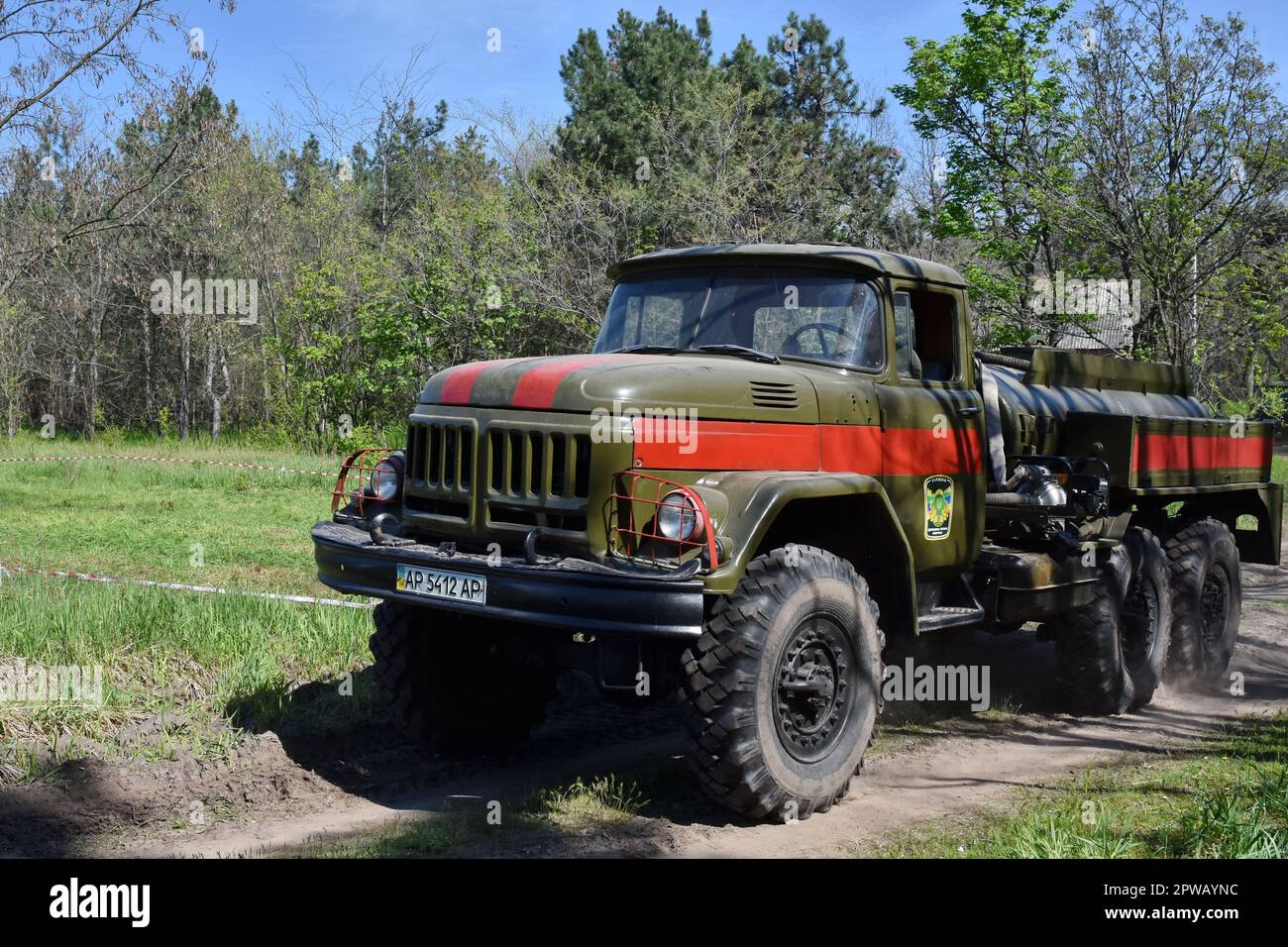 Zaporischschien, Ukraine. 27. April 2023. Der ukrainische Rettungsdienst Feuerwehrauto wurde während der Feuerübungen bei der Lokalisierung und Löschung des bedingten Waldbrands gesehen. Seit Beginn der massiven russischen Invasion ist ein großer Teil der Ukraine mit Notfällen konfrontiert, darunter Beschuss, Brände, Evakuierung von Bürgern, Landminen, Sowie die Zerstörung von Gebäuden und kritischer Infrastruktur. Der staatliche Notdienst der Ukraine sind die Ersthelfer, die sich mit diesen Herausforderungen befassen. (Foto: Andriy Andriyenko/SOPA Images/Sipa USA) Guthaben: SIPA USA/Alamy Live News Stockfoto