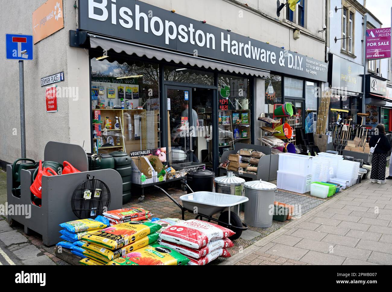 Unabhängiger Baumarkt und Heimwerkerladen mit Auslagen auf dem Bürgersteig, Bristol, Großbritannien Stockfoto