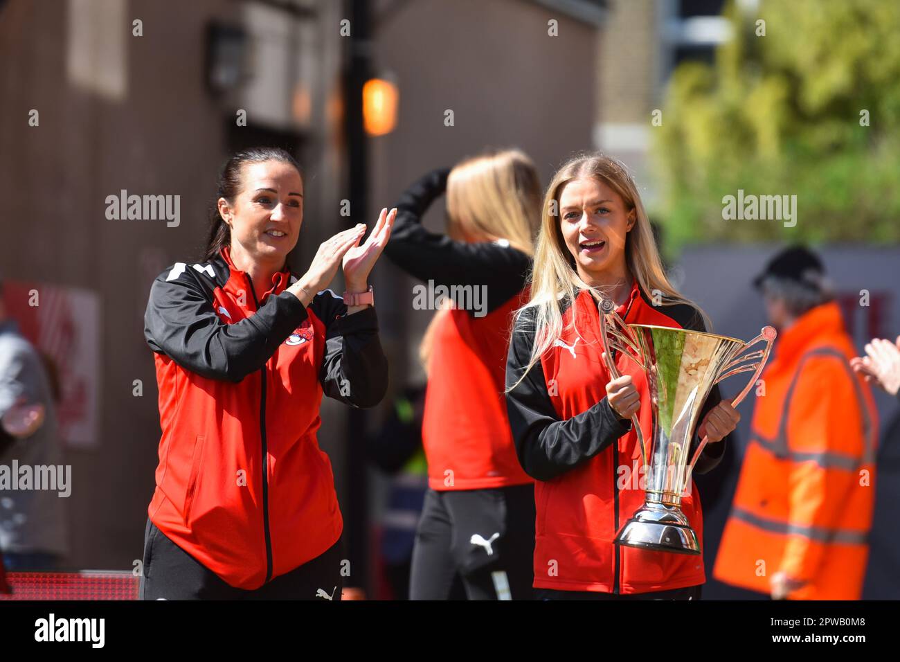 Leyton Orient Damenmannschaft auf Ehrenrunde mit der Trophäe „Greater London Women's Football League Division One North“ während des Spiels der Sky Bet League 2 zwischen Leyton Orient und Stockport County im Matchroom Stadium, London, am Samstag, den 29. April 2023. (Foto: Ivan Yordanov | MI News) Guthaben: MI News & Sport /Alamy Live News Stockfoto