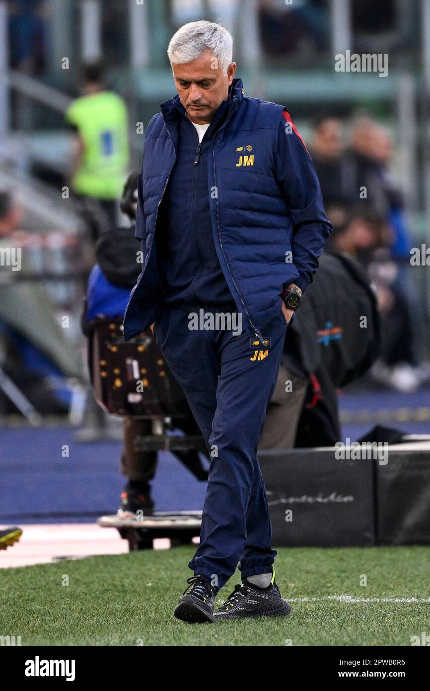 Rom, Italien. 29. April 2023. Jose Mourinho Trainer von AS Roma sieht beim Fußballspiel Serie A zwischen AS Roma und AC Mailand im Olimpico Stadion in Rom (Italien) am 29. April 2023 besorgt aus. Kredit: Insidefoto di andrea staccioli/Alamy Live News Stockfoto