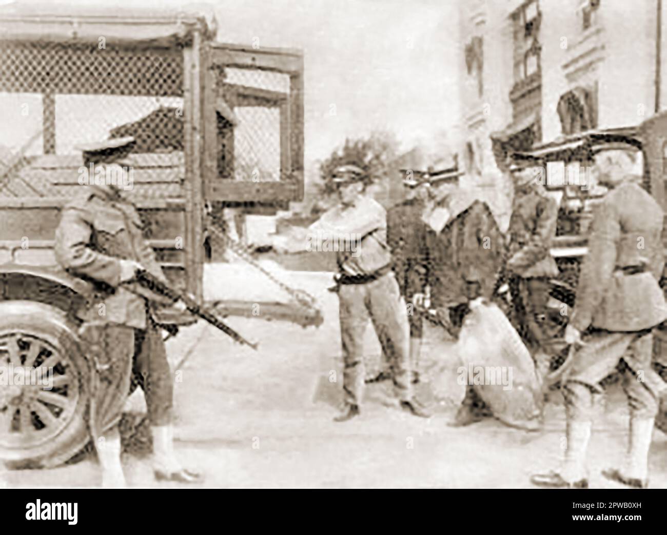 Ein Pressefoto aus den 1920er Jahren, auf dem bewaffnete Wachen der Hauptpost in Washington, USA, die das Laden von Post überwachen. Stockfoto