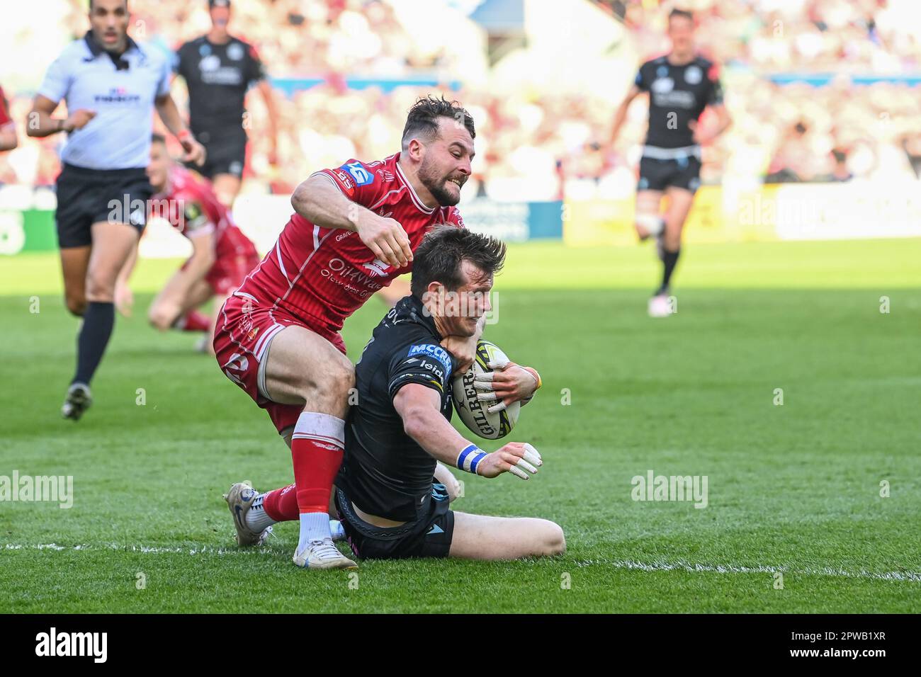 George Horne of Glasgow Warriors wird vom 29. April 2023 beim Halbfinalspiel des European Challenge Cup, Llanelli Scarlets vs Glasgow Warriors, im Parc y Scarlets, Llanelli, Großbritannien, angegriffen (Foto von Craig Thomas/News Images) Stockfoto