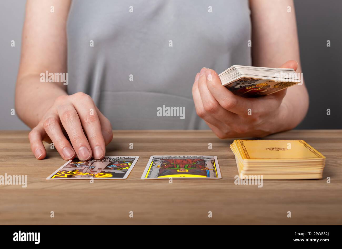 Lodz, Polen März 31 2023 Tarotkartenlesekonzept. Taro für Wahrsagerei. Stockfoto