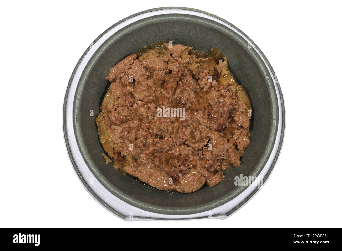 Hundefutter in Futterschüssel isoliert auf weißem Hintergrund Stockfoto