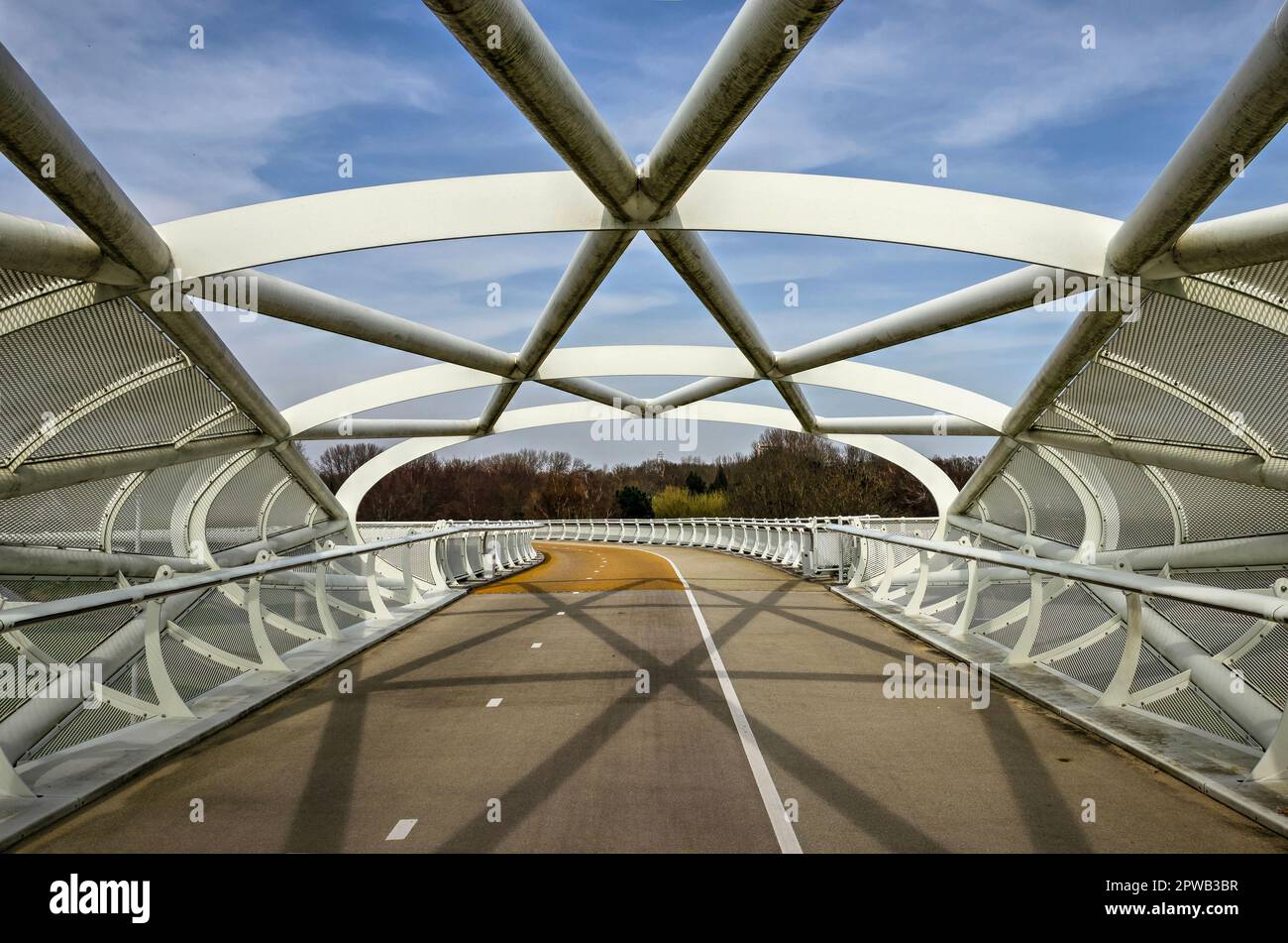 Rotterdam, Niederlande, 5. April 2023: Der bemerkenswerte Bau der Portlandse-Brücke, auch als Netzstrumpf bekannt, für Fußgänger und bi Stockfoto