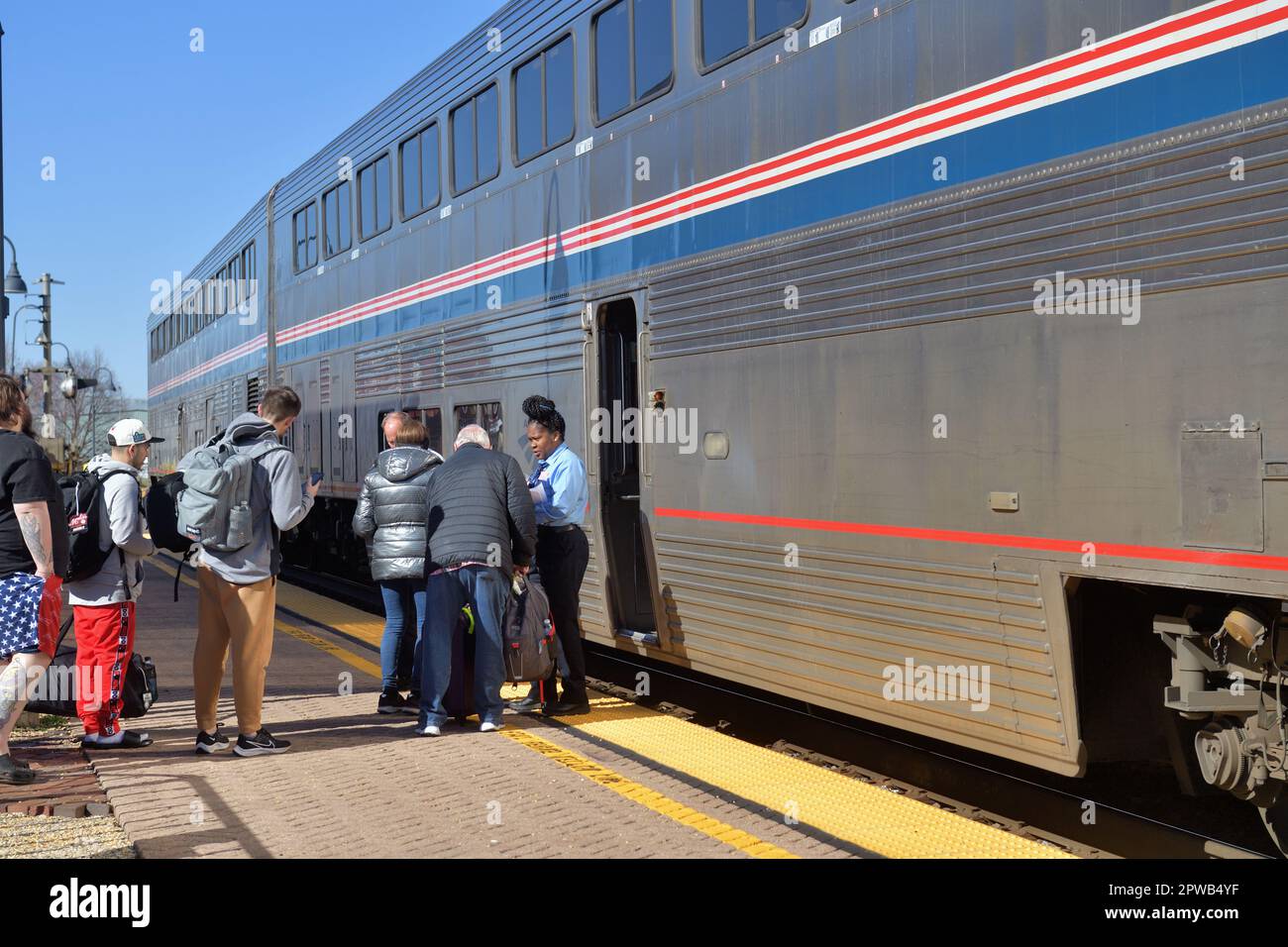 Mendota, Illinois, USA. Passagiere an Bord des Southwest Chief in Mendota, Illinois, nach seiner Ankunft aus Los Angeles. Stockfoto