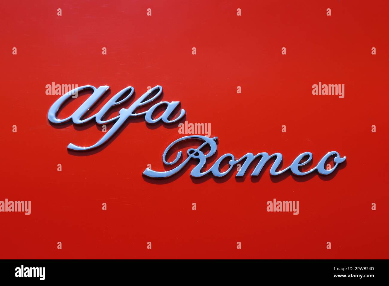 Italien, april 2023, Logo des Alfa Romeo Spider Duetto Oldtimer, öffentliche Ausstellung von Oldtimern Stockfoto
