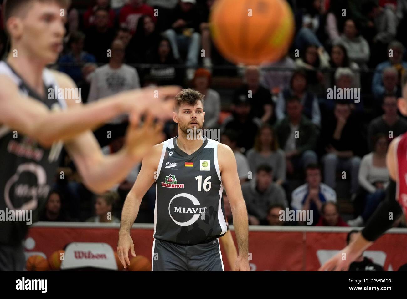 Giessen, Deutschland. 29. April 2023. Giessen, Deutschland, April 29. 2023: Julius Wolf ( 16 Vechta ) während der BARMER 2. Basketball-Bundesliga ProA-Spiel zwischen JobStairs Giessen 46ers und Rasta Vechta an der Sporthalle Giessen-Ost in Giessen. (Julia Kneissl/SPP) Kredit: SPP Sport Press Photo. Alamy Live News Stockfoto