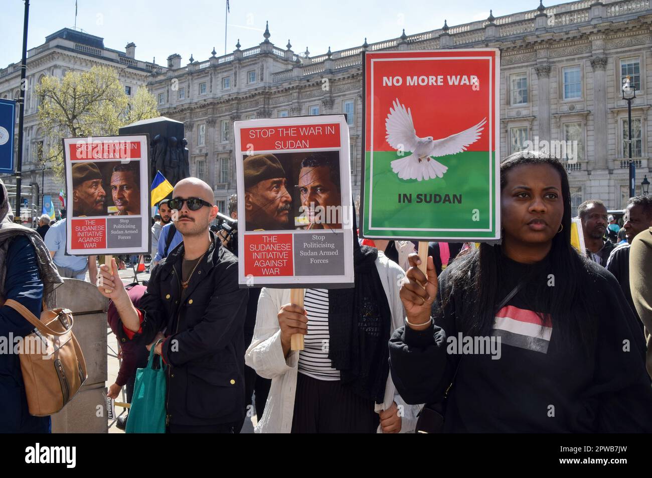 London, Großbritannien. 29. April 2023. Demonstranten halten während der Demonstration Anti-Kriegsplakate. Demonstranten versammelten sich in Whitehall und forderten ein Ende des Krieges im Sudan. Kredit: SOPA Images Limited/Alamy Live News Stockfoto