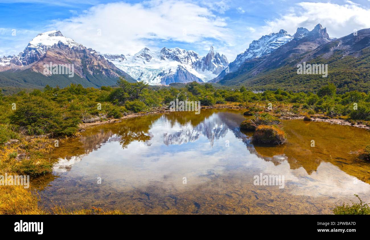 Cerro Torre Mountain Peak, Chalten Range, Los Glaciares Nationalpark Patagonia Argentinien. Malerischer Ruhiger See Wasserspiegelung Laguna Torre Wanderweg Stockfoto