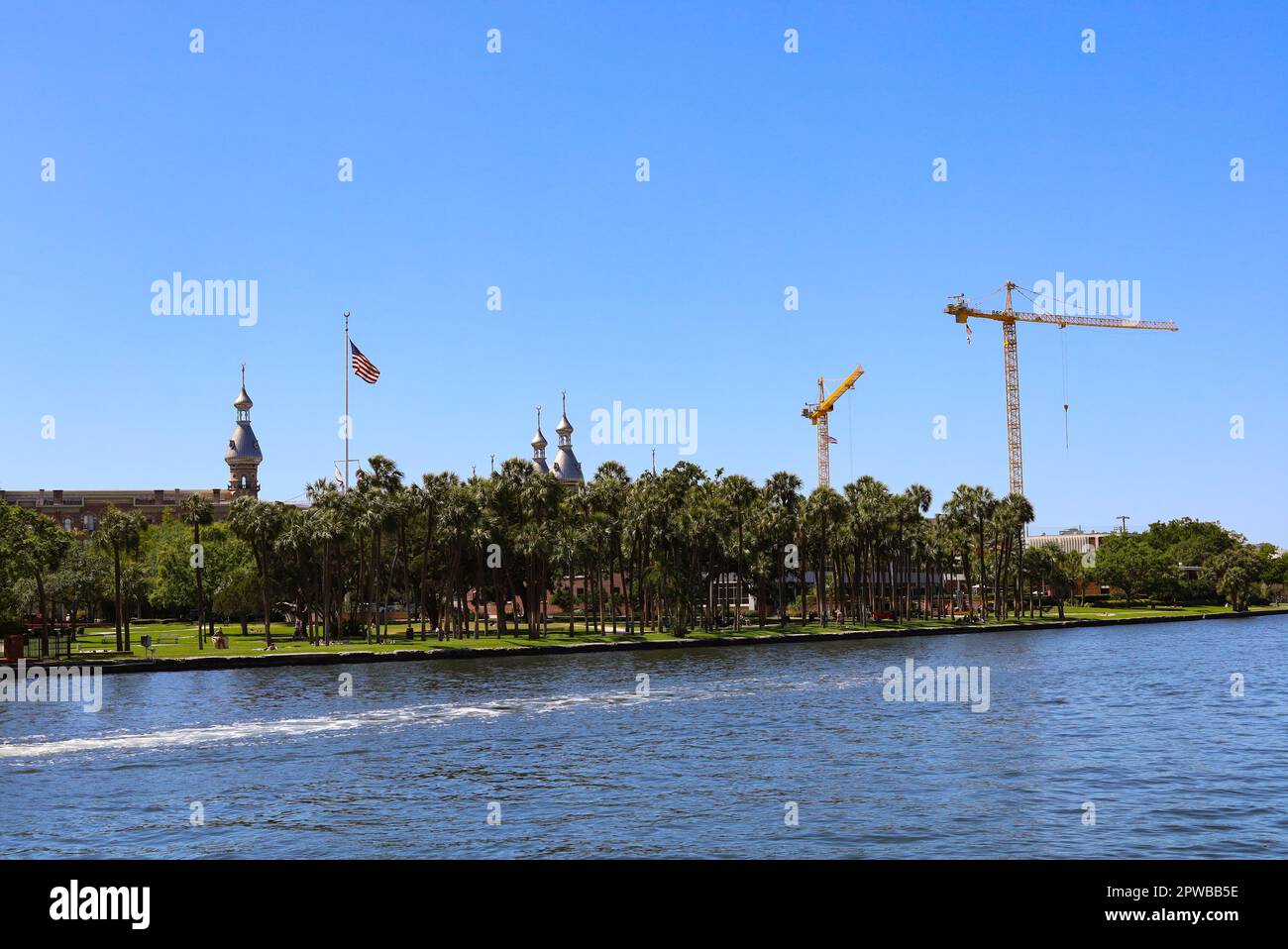 Baustelle mit Kran auf blauem Himmel an einem sonnigen Tag Stockfoto