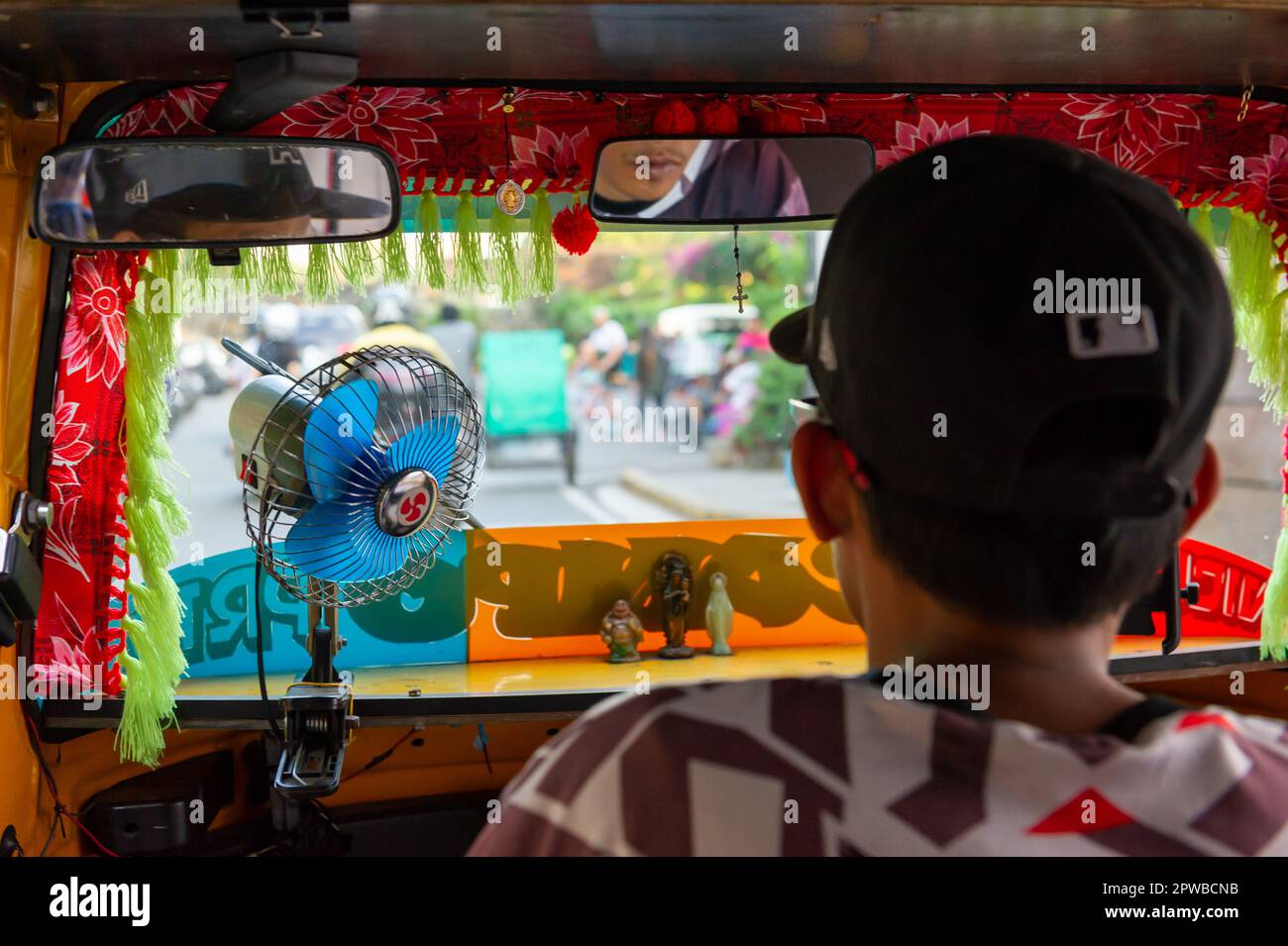 Vom Rücksitz eines Tuc Tuc, Manila, den Philippinen Stockfoto