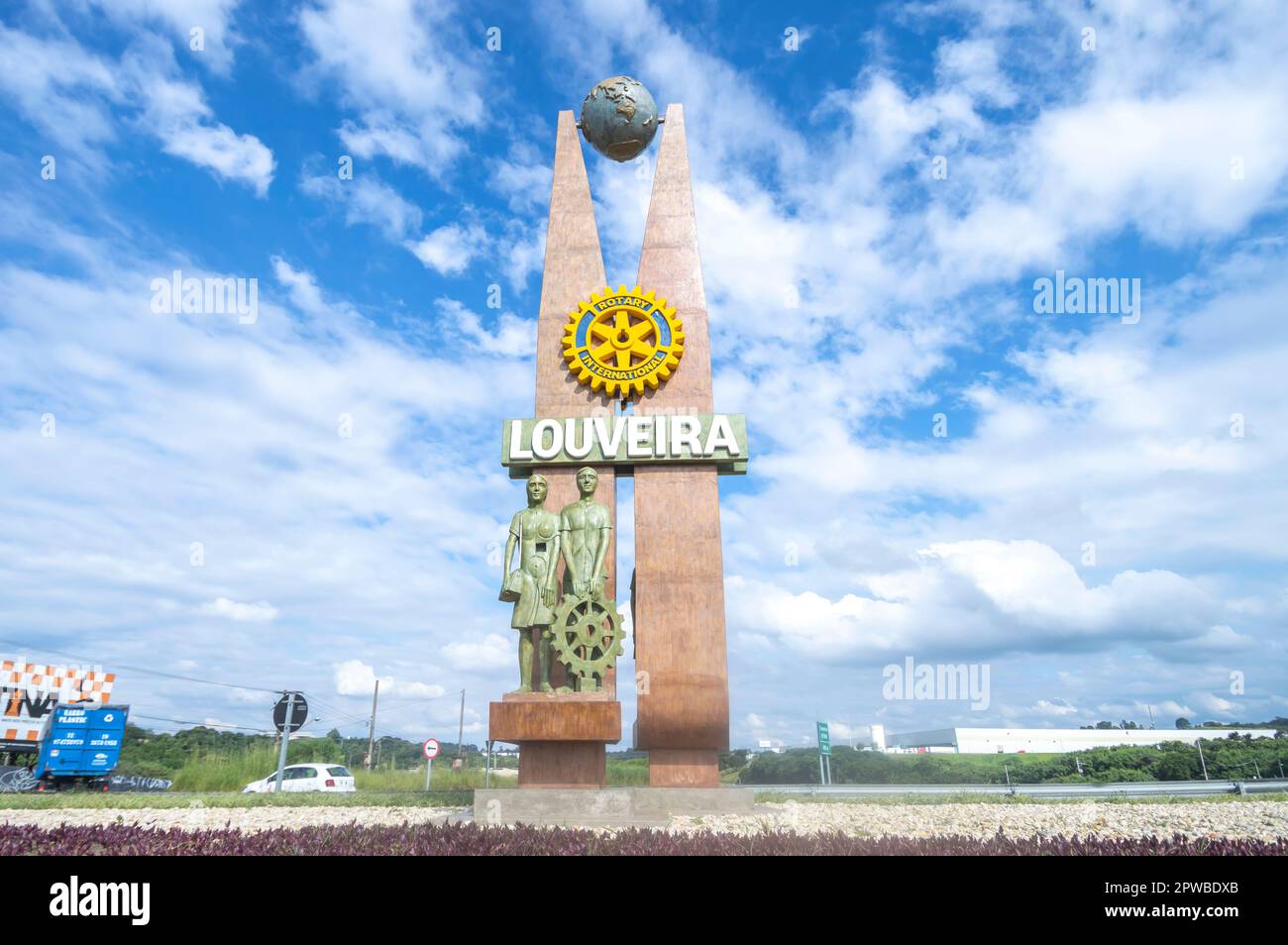 Louveira-sp, brasilien-27,2023 Eingang von louveira, Skulptur, die die Rotary Organisation repräsentiert. Stockfoto