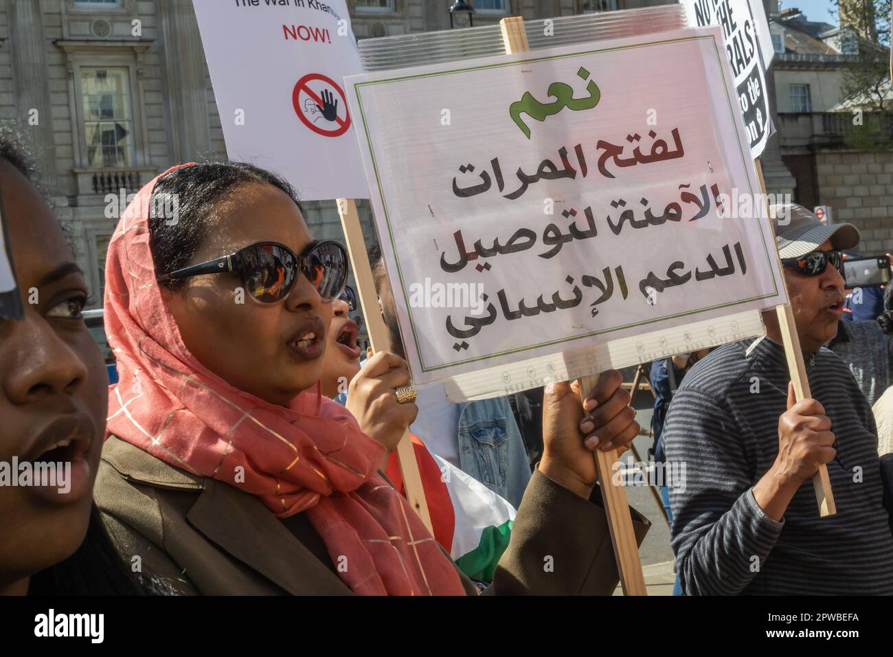 London, Großbritannien. 29. April 2023. Die sudanesische Revolutionsbewegung protestiert gegenüber der Downing Street und fordert ein Ende des Krieges zwischen Generälen in Khartum und dem Völkermord in Darfur. Die Menschen wollen Frieden, Demokratie und Gerechtigkeit im Sudan. Stockfoto