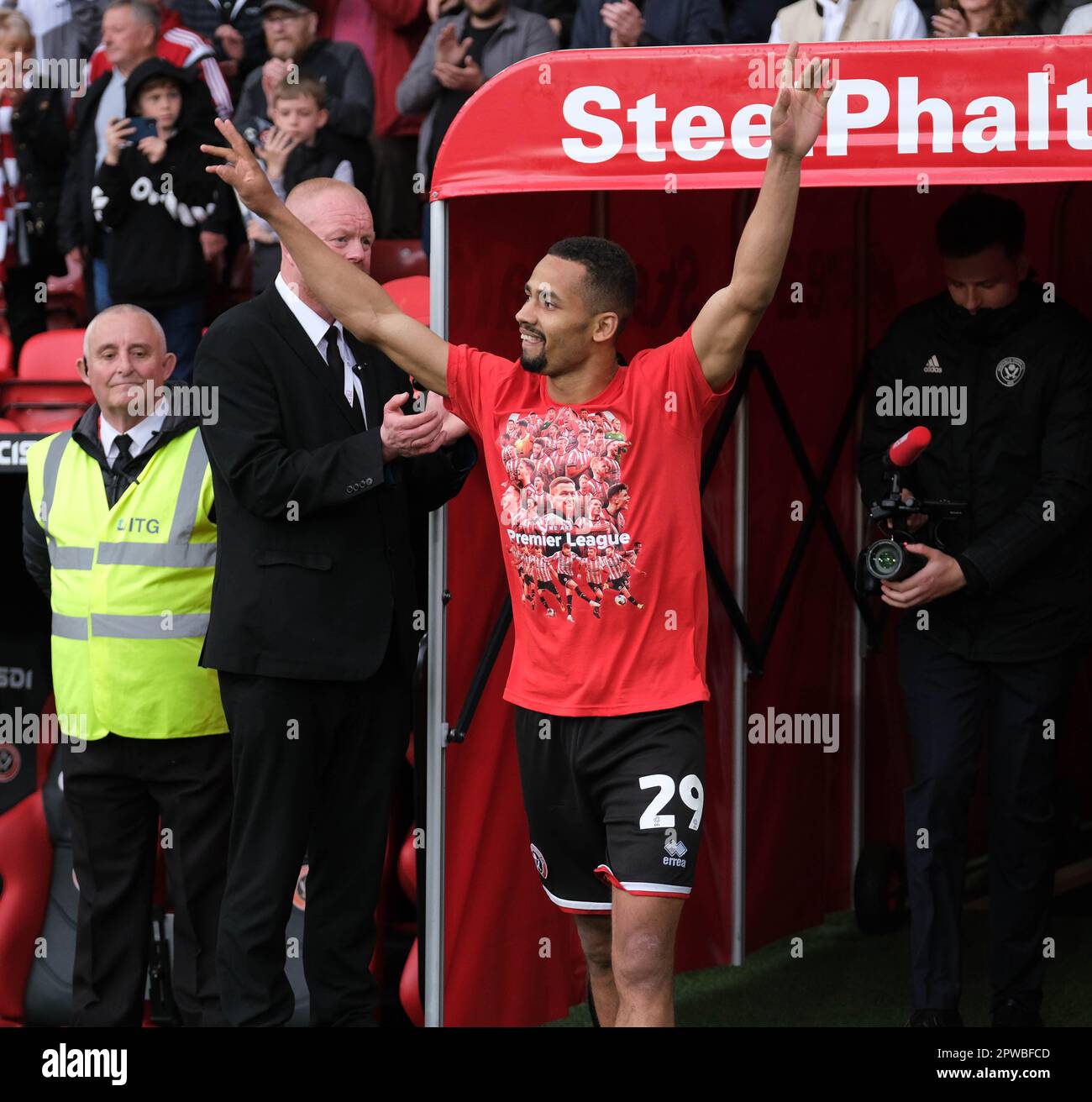 Bramall Lane, Sheffield, Großbritannien. 29. April 2023. EFL Championship, Sheffield United gegen Preston North End; IIiman Ndiaye von Sheffield United kommt aus dem Spielertunnel und feiert mit der Trophäe für den zweiten Platz, die ihnen eine Beförderung zur Premier League für die nächste Saison garantiert. Credit: Action Plus Sports/Alamy Live News Stockfoto