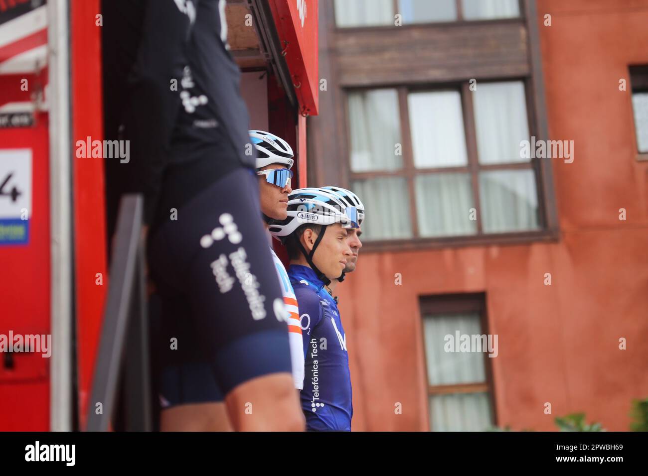 Candas, Spanien, 29. April 2023: Movistar Team Riders bei der Präsentation während der 2. Stufe von Vuelta A Asturias 2023 zwischen Candas und Cangas del Narcea, am 29. April 2023 in Candas, Spanien. Kredit: Alberto Brevers / Alamy Live News Stockfoto