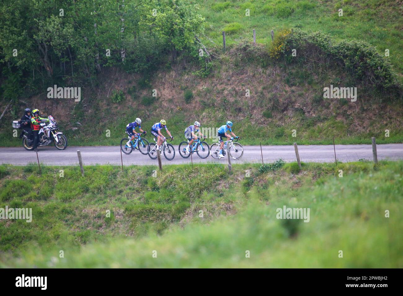 Las Tiendas, Spanien, 29. April 2023: Die Favoritengruppe von Lorenzo Fortunato (EOLO-Kometa, R), gefolgt von einem Augusto Rubio (Movistar Team, 2R), dem blauen Trikot des Führers Damien Howson (Q36,5 Pro Cycling Team, 2L) und Ivan Ramiro Sosa (Movistar Team, L) Während der 2. Etappe der Vuelta A Asturias 2023 zwischen Candas und Cangas del Narcea am 29. April 2023 in Las Tiendas, Spanien. Kredit: Alberto Brevers / Alamy Live News Stockfoto