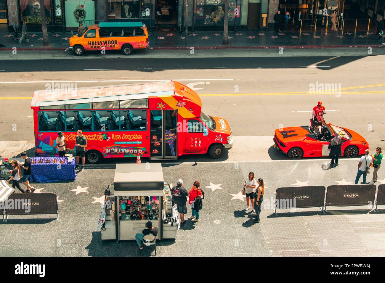 Los Angeles, Kalifornien, USA - 26. April 2023. Der Hollywood Boulevard ist von oben mit Straßenkünstlern, Tourbussen, Straßenverkäufern und Touristen zu sehen Stockfoto