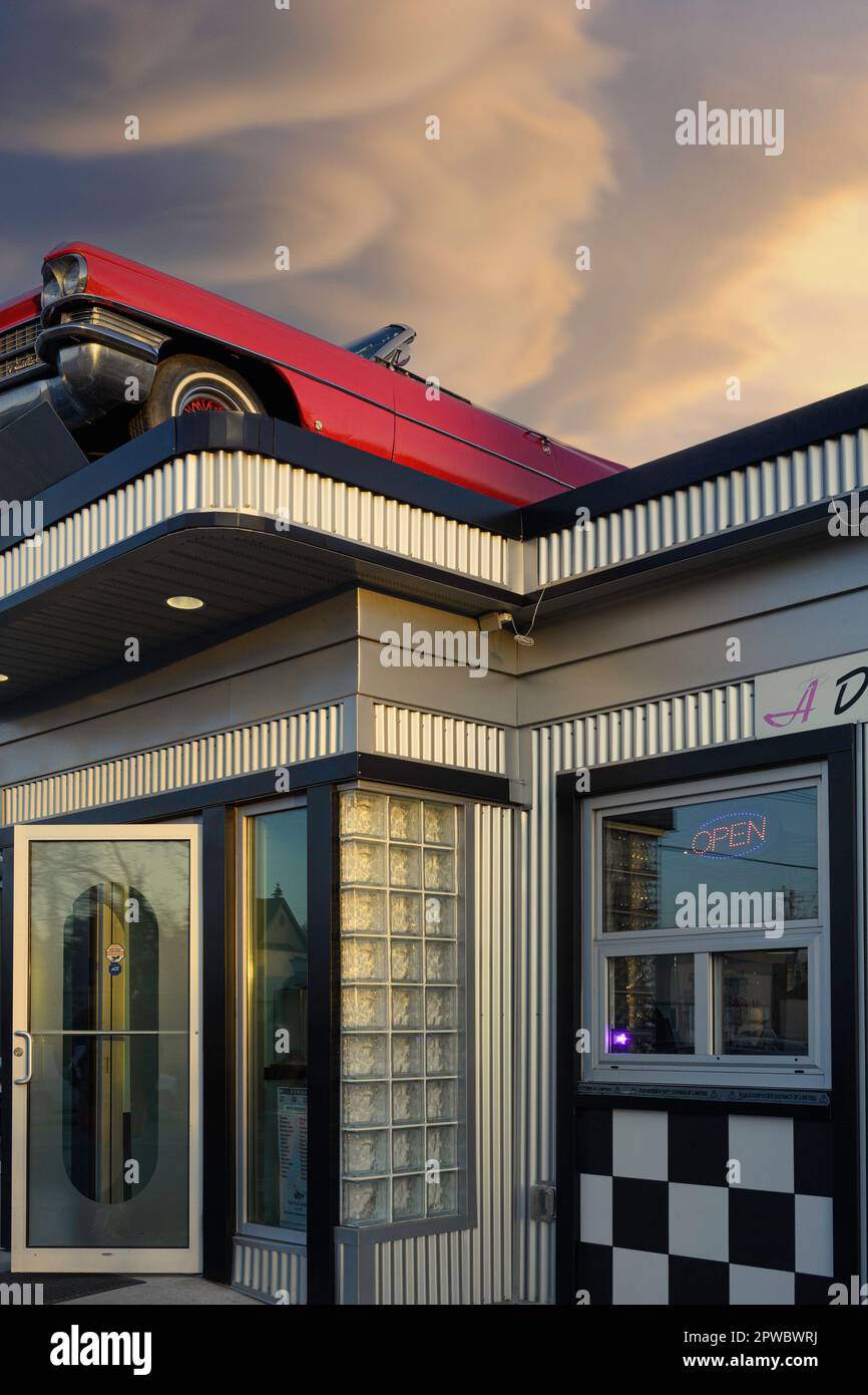 Burgerrestaurant im Vintage 60s- oder 50s-Stil mit einem 1963 Cadillac Cabrio auf dem Dach. Angel's Drive-in, Calgary, Alberta, Kanada Stockfoto