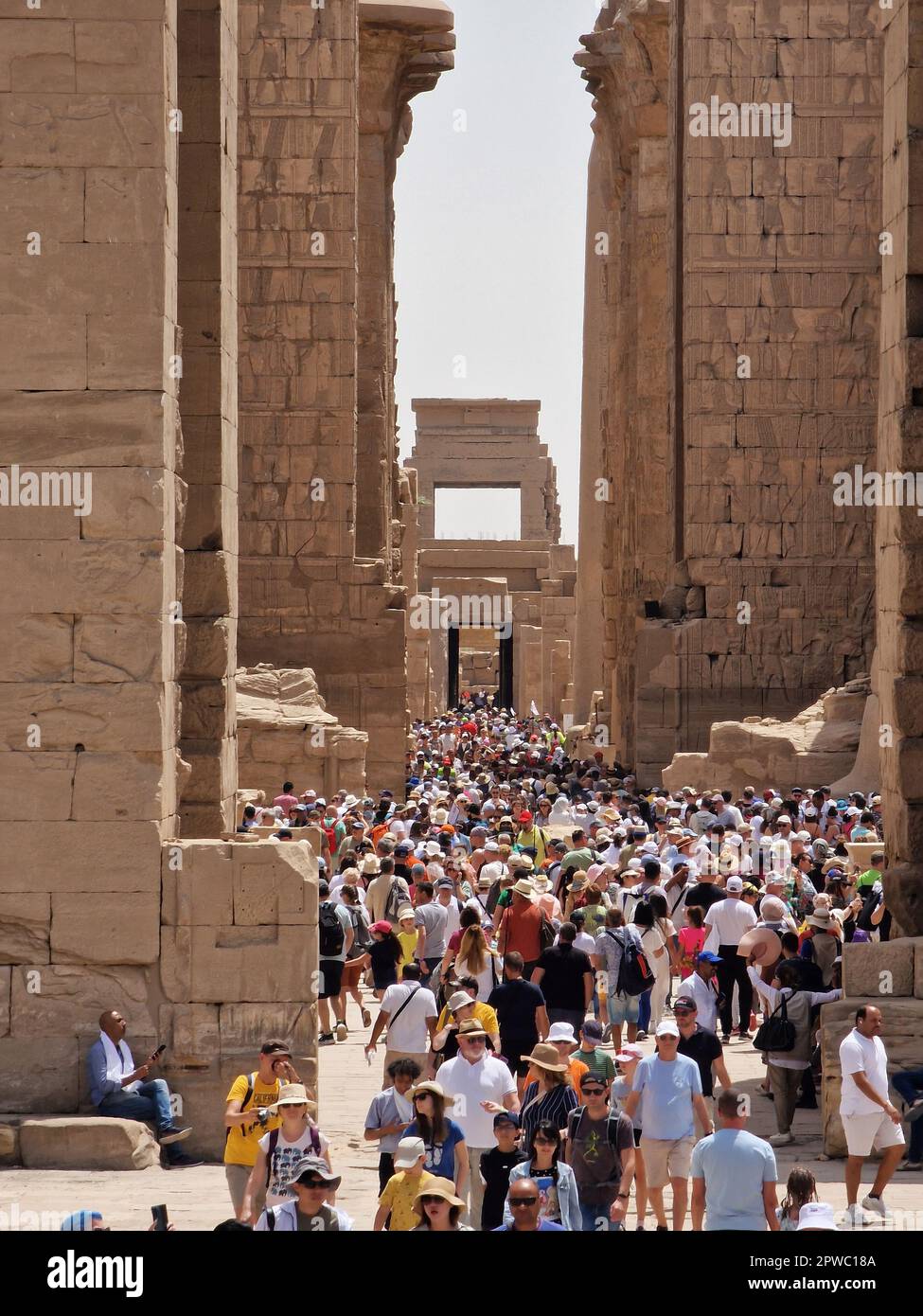 Luxor, Ägypten - 11. April 2023: Die Öffnungszeit der Großen Halle im Hypostil und die Wolken an den Tempeln von Karnak (antiken Theben). Luxor, Ägypten Stockfoto