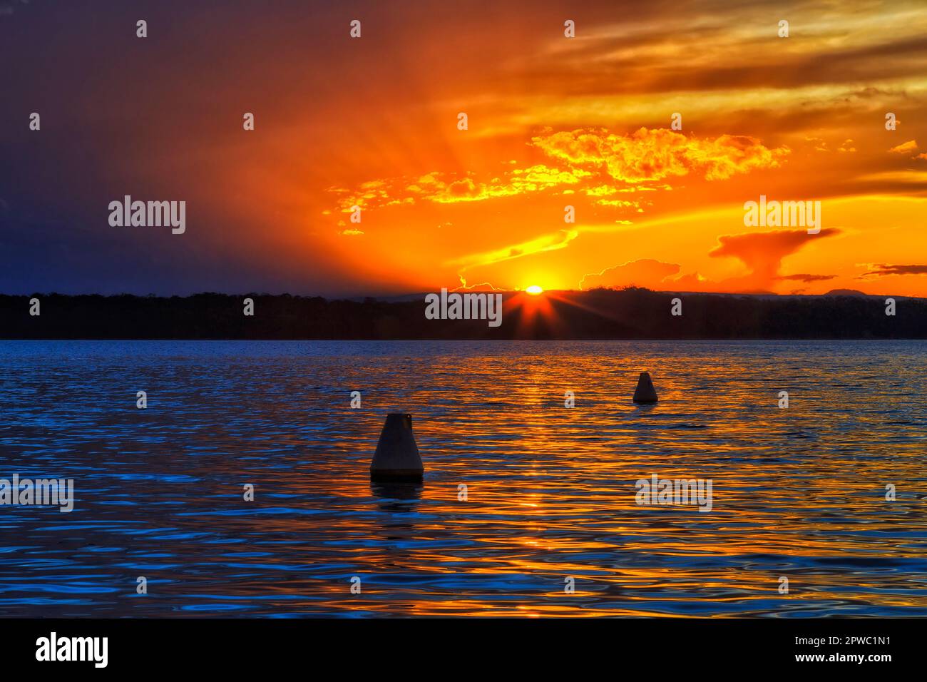 Sonnenuntergang am Horizont am Lake Macquarie in Australien. Stockfoto