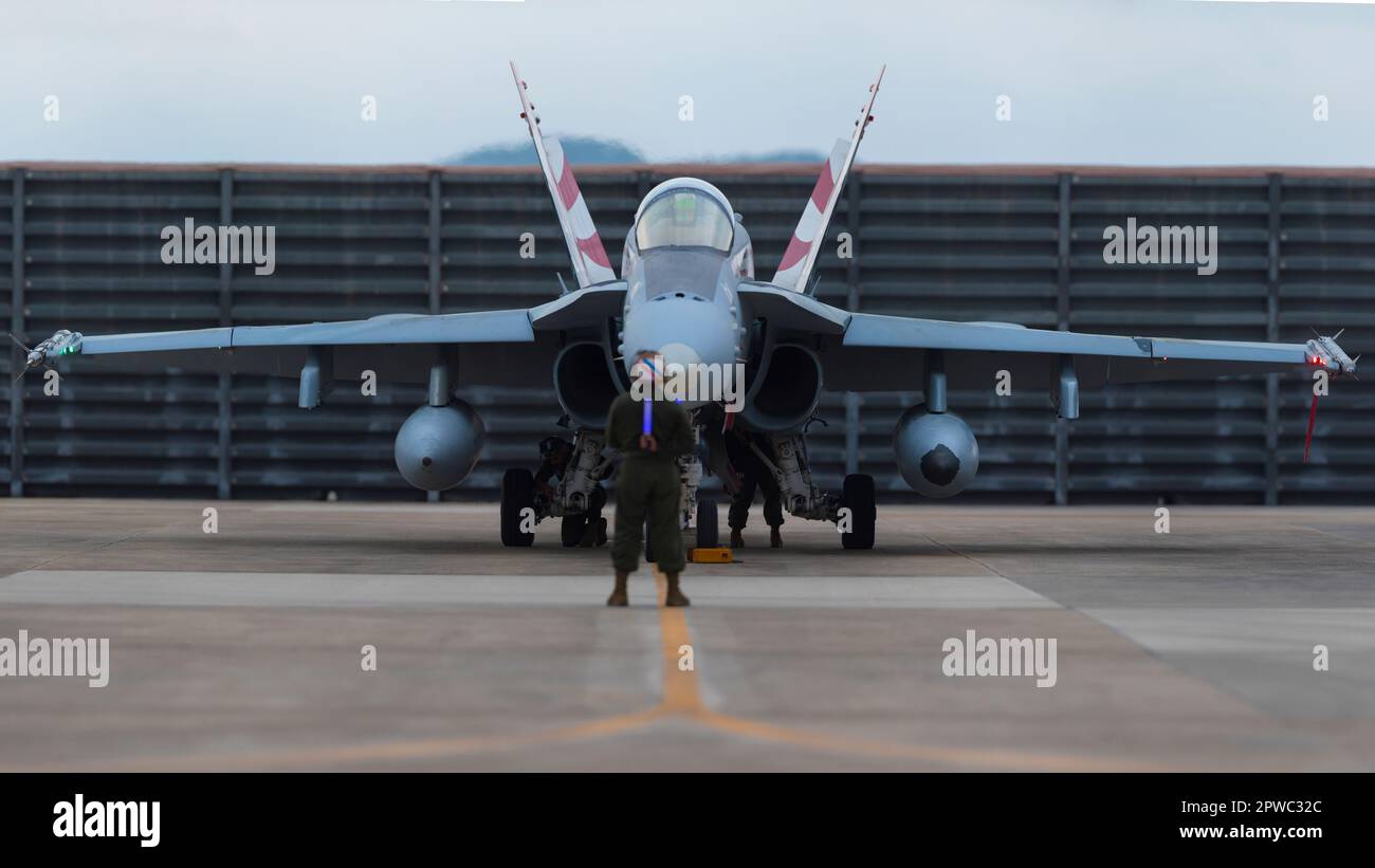 EIN US-AMERIKANISCHER Marine bereitet sich auf den Start eines F/A-18 Hornet-Flugzeugs mit Marine Fighter Attack Squadron 115, Marine Aircraft Group 12 vor, auf dem Gwangju Air Base, Republik Korea, während des Geschäftsjahres 2023 Korea Flying Training, 19. April 2023. KFT 23 ist eine kombinierte Schulungsveranstaltung, die sich auf die taktische Ausführung von Kampfmissionen konzentriert und Teil des jährlichen Routine-Trainingsprogramms der ROK-US-Allianz ist. (USA Marinekorps Foto von CPL. Tyler Harmon) Stockfoto