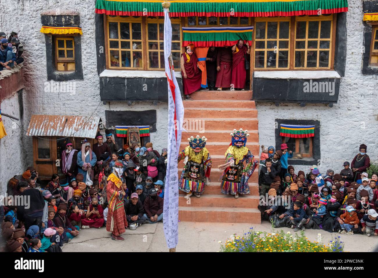 Maskierte Mönche tanzen während des Festivals im Innenhof des Stongdey-Klosters, Zanskar, Ladakh, Indien Stockfoto