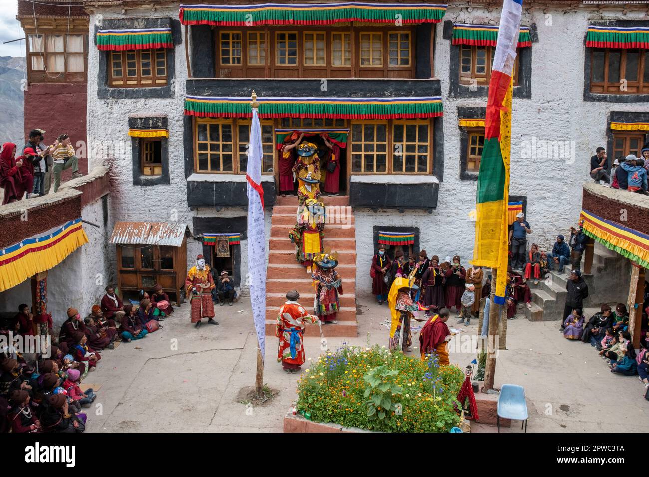 Maskierte Mönche tanzen während des Festivals im Innenhof des Stongdey-Klosters, Zanskar, Ladakh, Indien Stockfoto