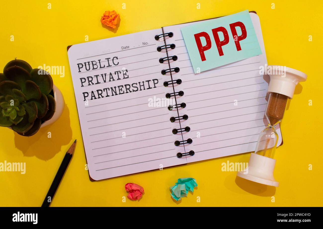PPP-Text auf Papierpfeil mit medizinischer Maske und Hundert-Dollar-Scheinen. Der Begriff der Epidemie Stockfoto
