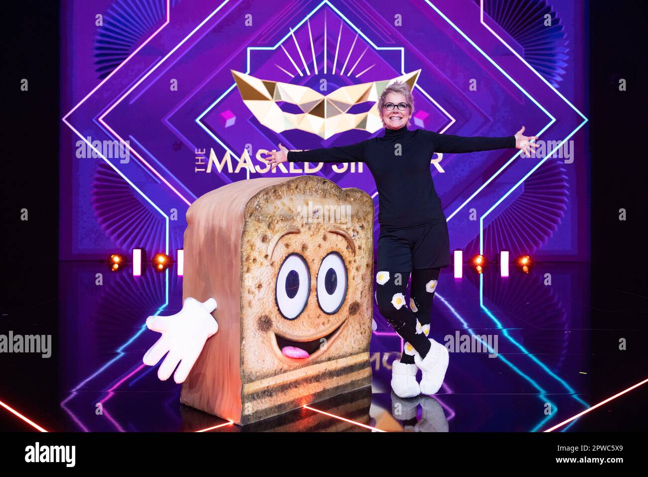 Köln, Deutschland. 30. April 2023. Inka Bause, Moderatorin und Popsängerin, ist als Figur „The Toast“ in der ProSieben Show „The Masked Singer“ auf der Bühne. Kredit: Thomas Banneyer/dpa/Alamy Live News Stockfoto
