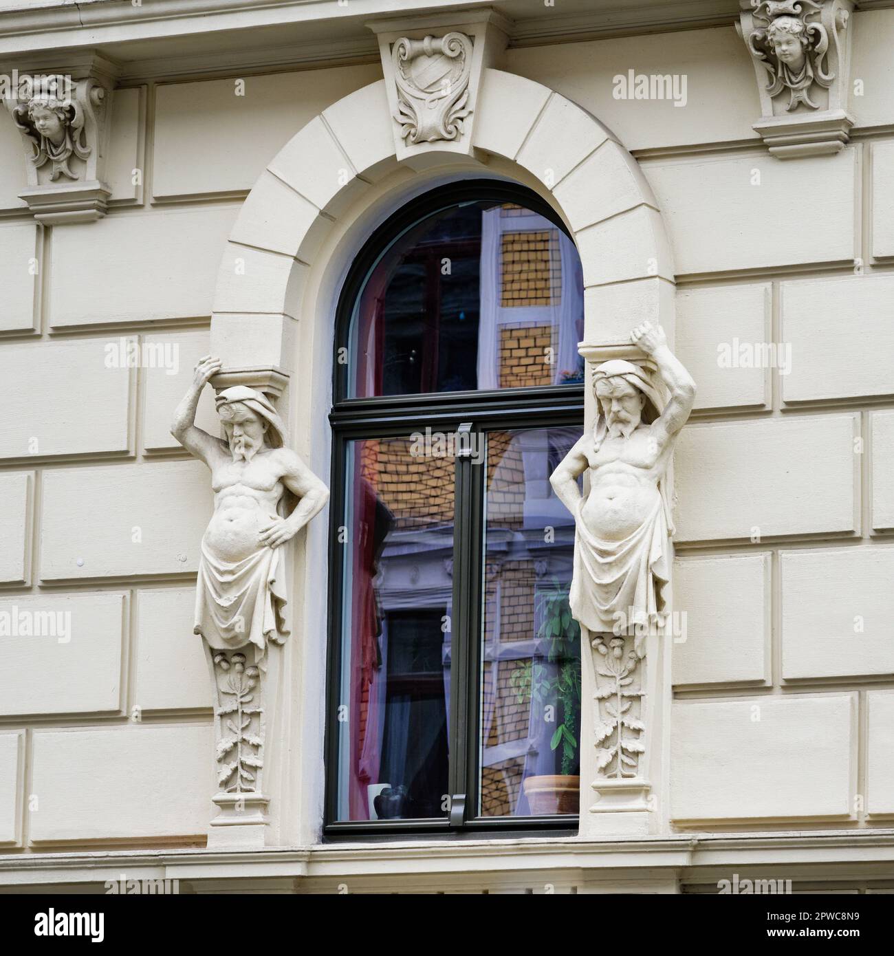 Detaillierte Stuckarbeiten an Stadthäusern aus dem späten 19. Jahrhundert in köln Stockfoto