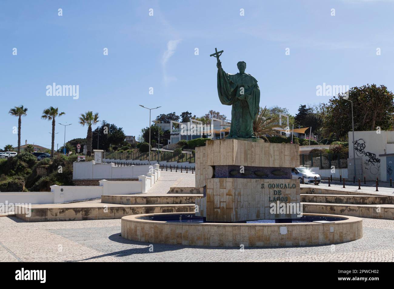 Statue von St. Sao Goncalo de Lagos, schutzpatron der Fischer, an der Promenade von Lagos, Bezirk Faro, Algarve, Portugal Stockfoto