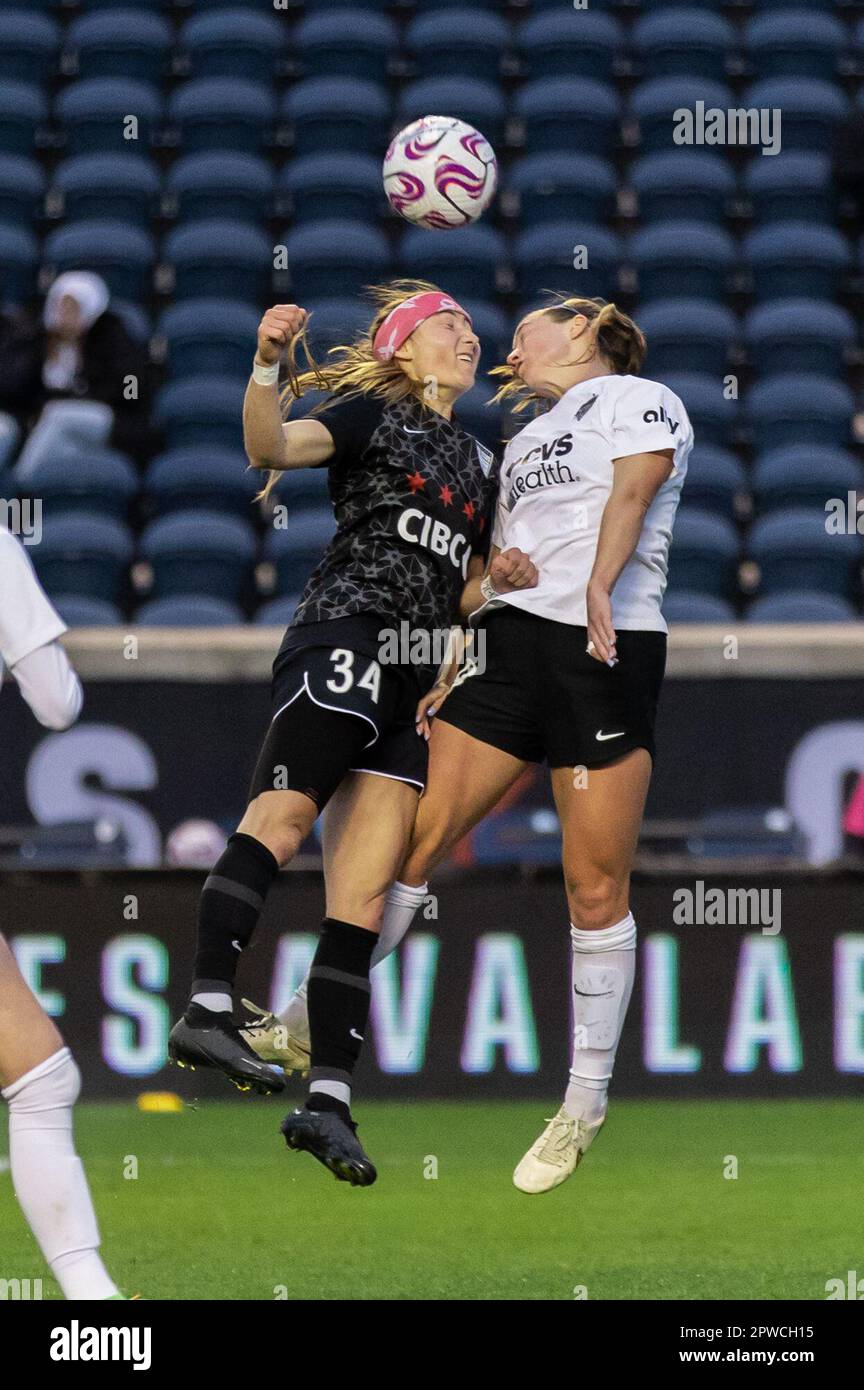 Bridgeview, USA. 29. April 2023. Chicago, USA, 29. April 2023: Ally Schlegel (34 Chicago Red Stars) und Tara McKeown (9 Washington Spirit) springen um einen Titel während des NWSL-Fußballspiels zwischen den Chicago Red Stars und Washington Spirit am Samstag, 29. April 2023 im Seat Geek Stadium, Bridgeview, USA. (KEINE KOMMERZIELLE NUTZUNG). (Shaina Benhiyoun/SPP) Kredit: SPP Sport Press Photo. Alamy Live News Stockfoto