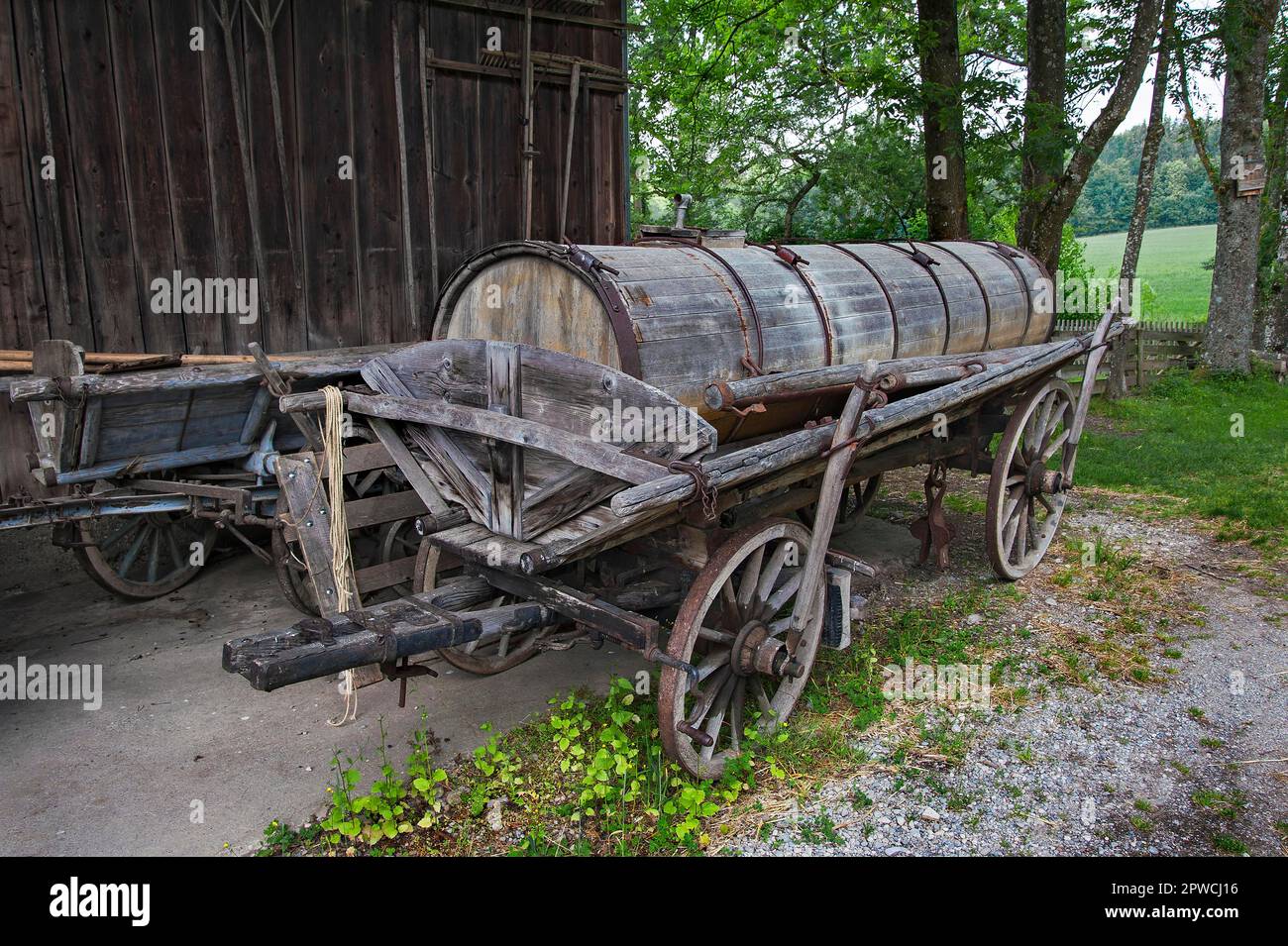 Alter Wagen mit Gülletanker, Jexhof-Bauernmuseum in Schoengeising, Bayern Stockfoto