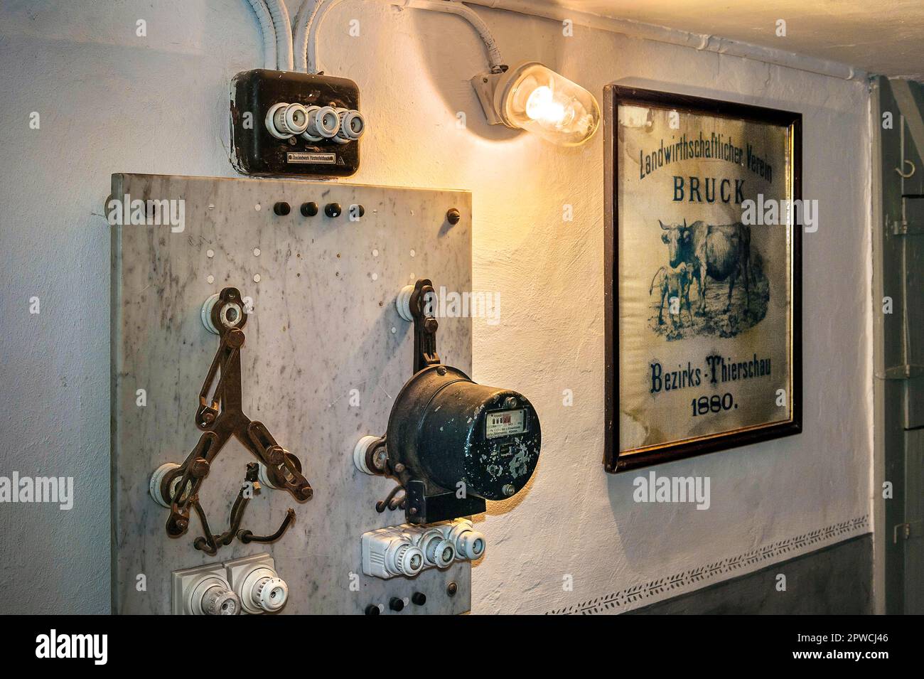 Alte Sicherungen mit Stromzähler, Jexhof-Bauernmuseum in Schoengeising, Bayern Stockfoto