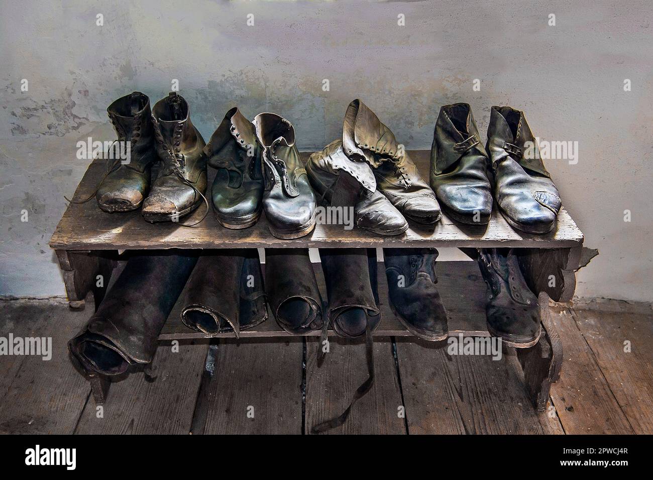 Alte Schuhe und Gamaschen, Bauernmuseum Jexhof in Schoengeising, Bayern Stockfoto