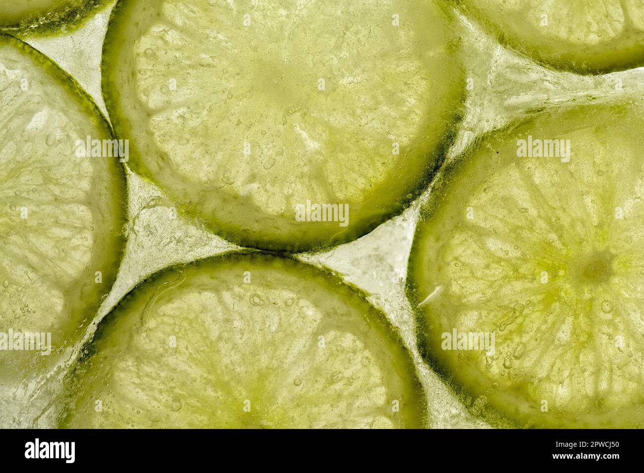 Eisblock mit Scheiben von Kalk Tiefkühlobst Stockfoto